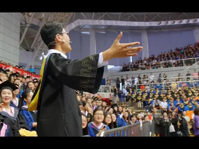 【快闪flash】2019青岛大学毕业典礼《起风了》《青春大概》点燃全场,这是青春该有的样子